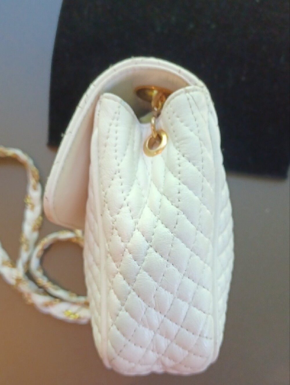 VINTAGE BALLY Quilted Cream Crossbody Bag with Gold Chain Strap - Picture 7 of 8